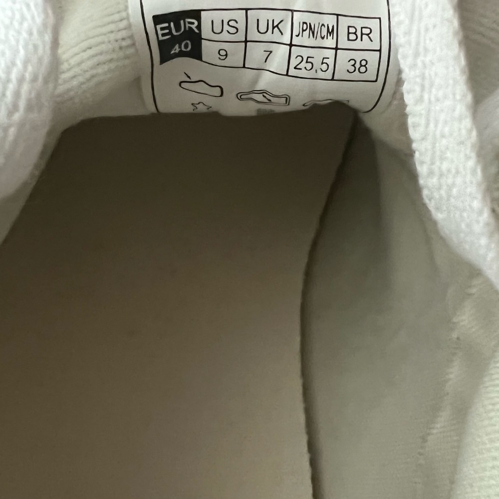 White leather Veja sneakers with metallic detail in like NEW CONDITION